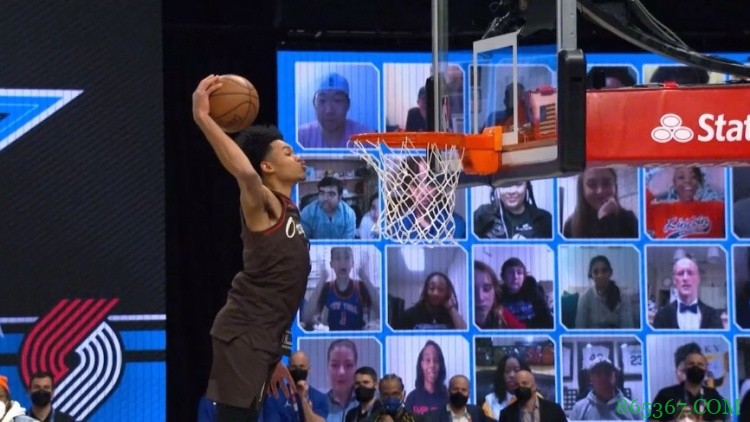 扣篮大赛:西蒙斯凭借“吻筐未遂”之扣 获3评委投票成功夺冠