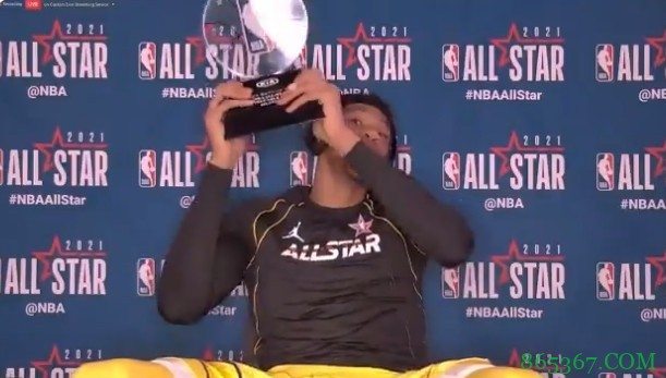 致敬队长！字母哥高举AMVP奖杯喊：密尔沃基This is for you！