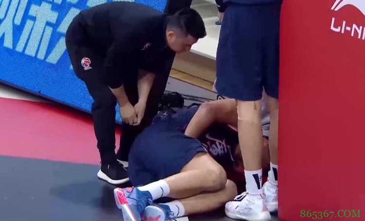 韩德君隔着苏伟把球抡进 后者受伤倒地不起&被担架抬出场