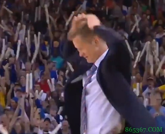 六年前的今天：库里戏耍多人离谱三分 科尔抱头惊叹