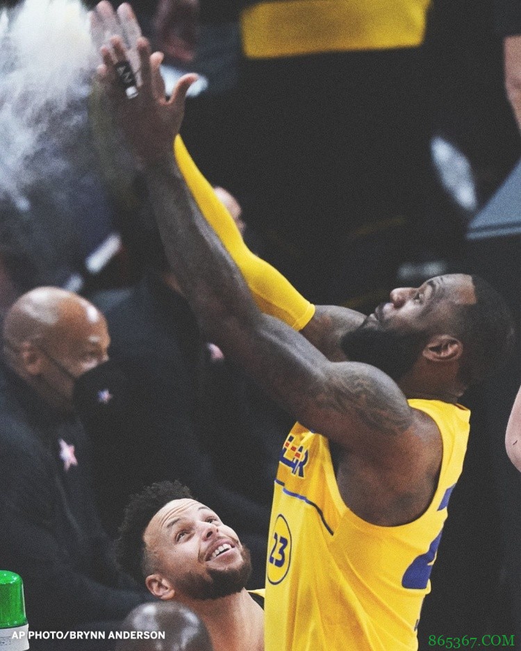 杜兰特“含泪”点赞?网友晒库里詹姆斯全明星“你侬我侬”照片