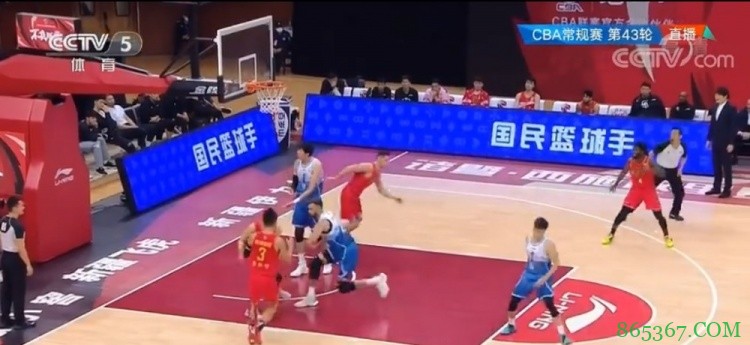 ?周琦质疑判罚：他夹我胳膊了 艹！被吹技术犯规