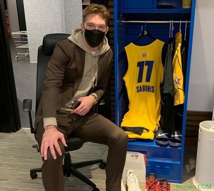 弄啥嘞?其他全明星都有豪华更衣柜 小萨仅一个铁皮箱子