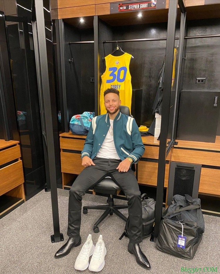 弄啥嘞?其他全明星都有豪华更衣柜 小萨仅一个铁皮箱子