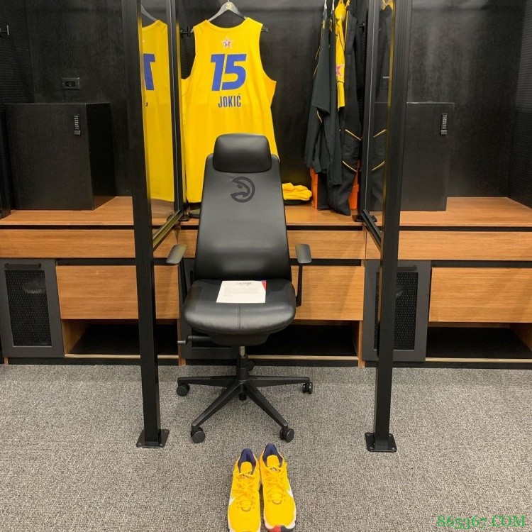 弄啥嘞?其他全明星都有豪华更衣柜 小萨仅一个铁皮箱子