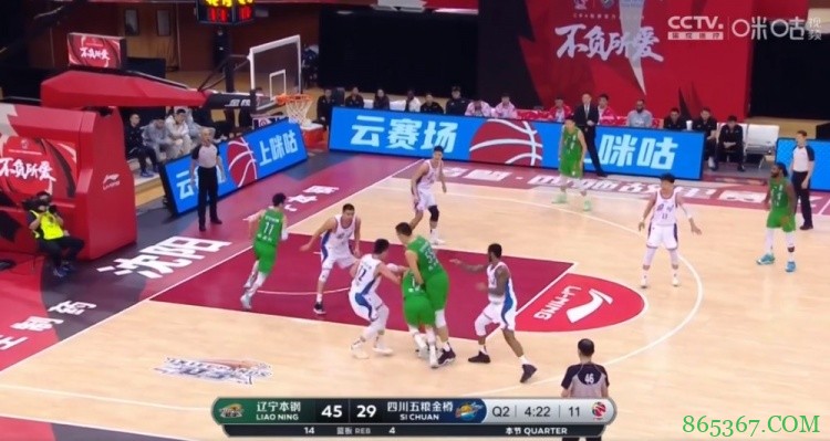 ?郭艾伦持球突破和韩德君相撞倒地 四川快攻由亨特上篮终结