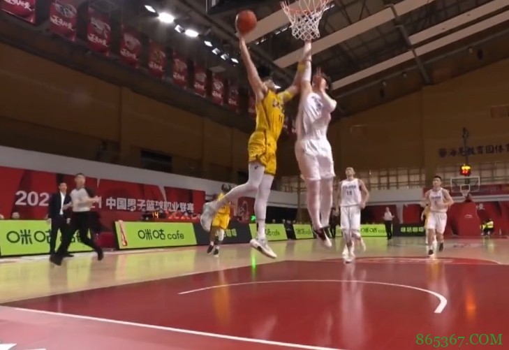 谁能挡我！吴冠希不惧王哲林追防 快攻中强势隔扣打2+1