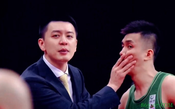 ?郭艾伦抱怨裁判领到赛季第8个技犯 杨鸣急忙上前将其嘴捂住