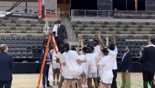 大学夺冠后助教&LBJ高中队友大喊：Cleveland！This is for you