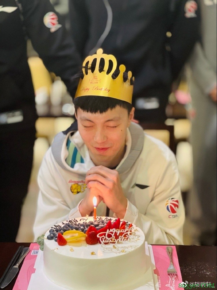 胡明轩晒照庆生:祝自己跟老妈生日快乐!