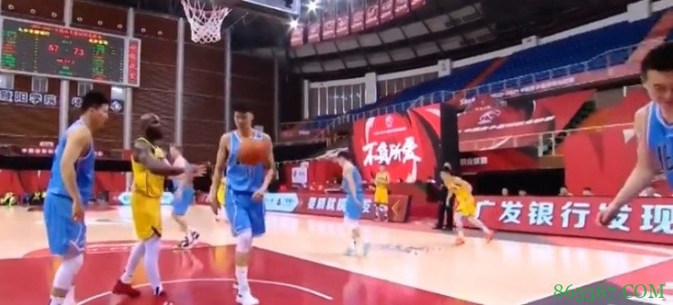 ?琼斯将球扔向王骁辉方向 吃到一个技术犯规