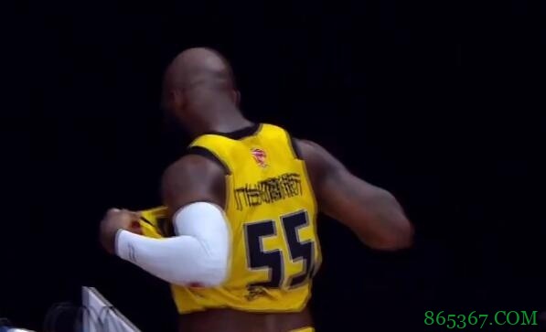 琼斯第四节吃到违体犯规 累计技犯+违体被驱逐