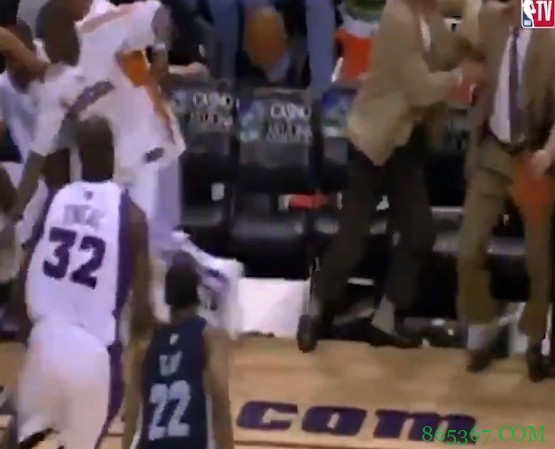 13年前的今天:奥尼尔飞奔救球吓跑替补席