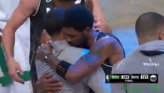 赛后与绿军前队友拥抱致意！欧文：很惊讶？