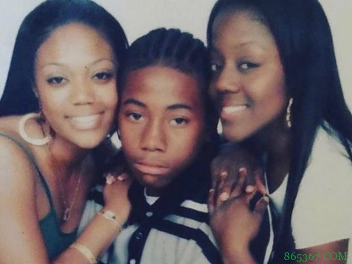 网友晒小卡童年时期和姐姐们的合影 地垄沟造型&面无表情?