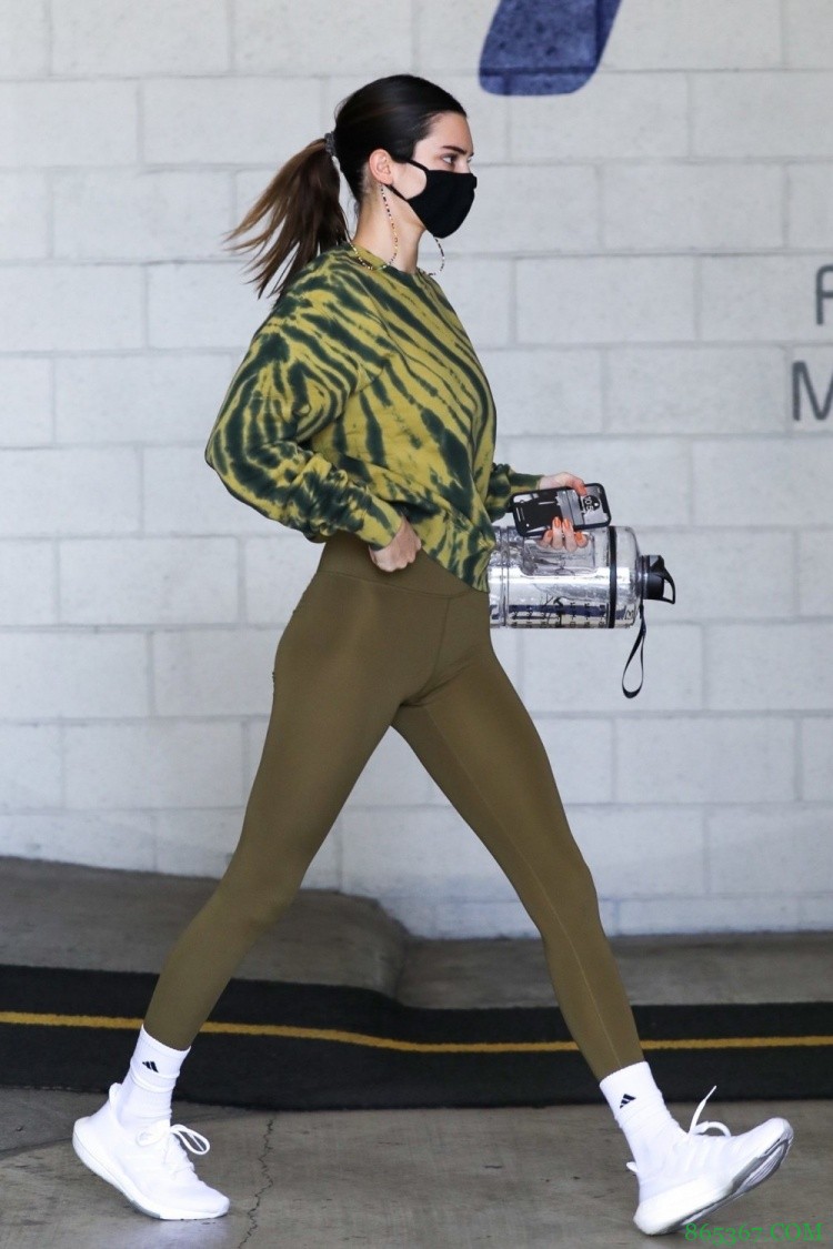 甜蜜蜜！詹娜将布克照片设置为手机屏保