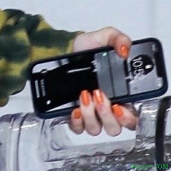 甜蜜蜜！詹娜将布克照片设置为手机屏保