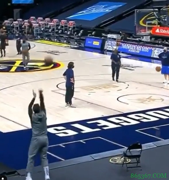 这也行？！东契奇赛前从篮架左后方投进超远三分！