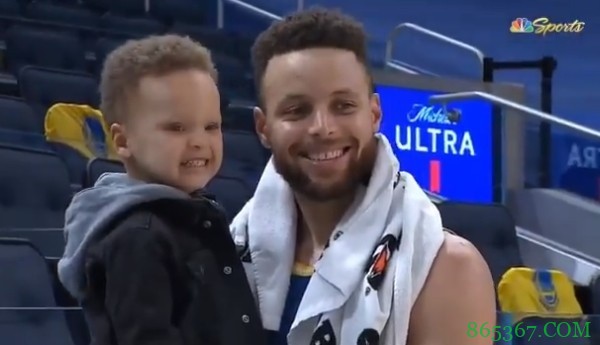 龇牙咧嘴!卡侬赛后与库里合照 镜头前挤出僵硬笑容