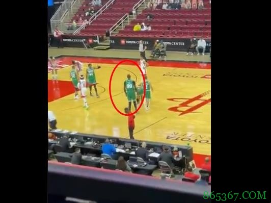 哪哪都吃得开!法尔上场 丰田中心发出阵阵欢呼声