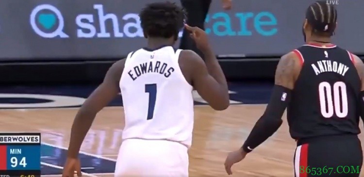 爱德华兹迎着安东尼飙进三分后“爆头”庆祝姿势致敬甜瓜