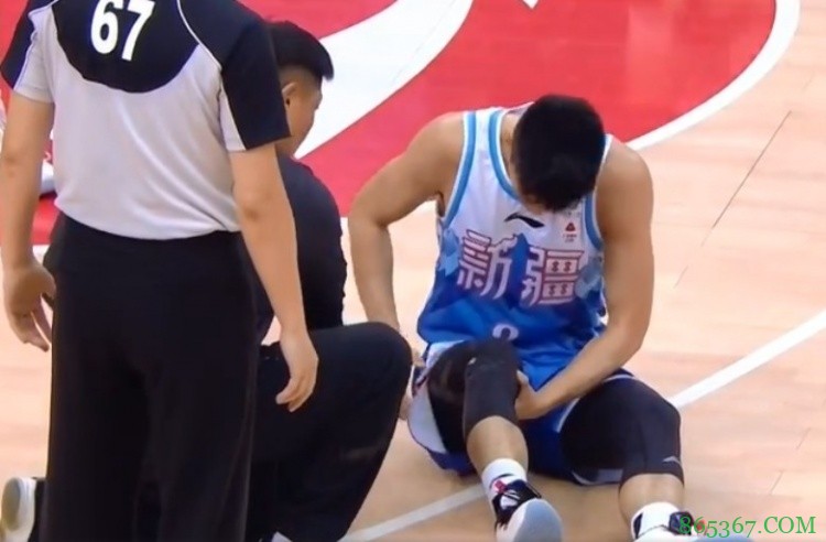 唐才育夹击吴前时被后者压到右腿 右膝受伤痛苦倒地