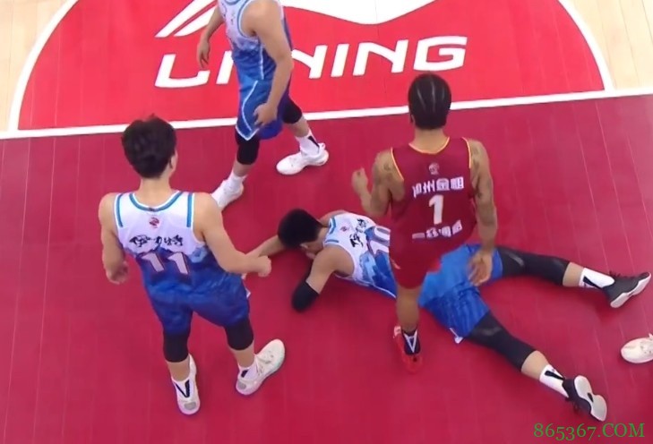 于德豪遭兰兹伯格肘击后倒地 随后又被后者从身上跨过