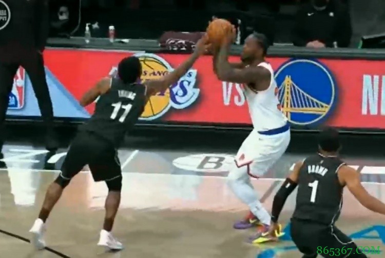 兰德尔赛后一度冲向主裁福斯特 被队友拦下 离场时撂翻场边座椅