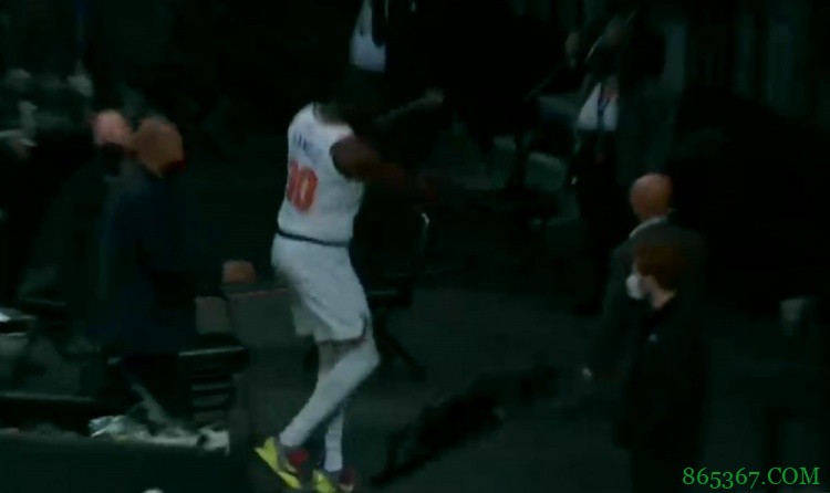 兰德尔赛后一度冲向主裁福斯特 被队友拦下 离场时撂翻场边座椅