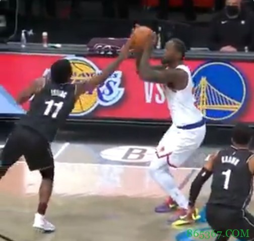 福斯特解释兰德尔走步吹罚：欧文碰了 但球没有脱离兰德尔的控制