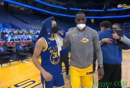 场上对手场下朋友！詹姆斯赛后和水花兄弟寒暄