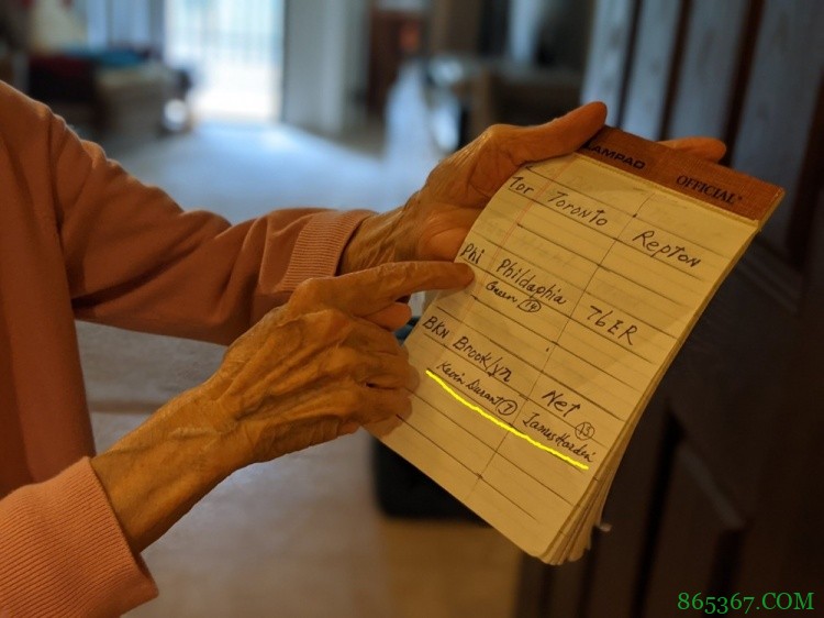 网友推特晒94岁奶奶喜欢KD&哈登 哈登转发：很有品味