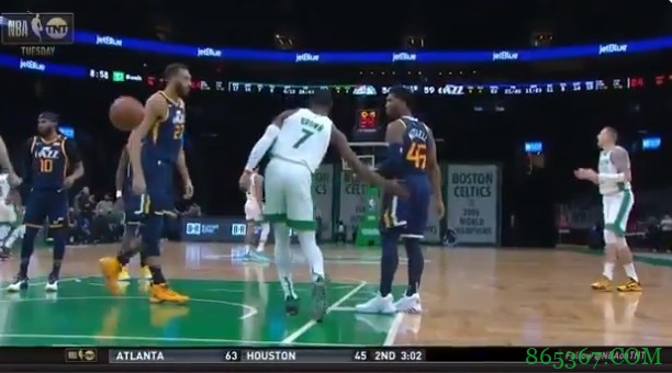 噫~ 杰伦进球后拍了拍米切尔的PP 后者扇前者手臂回应