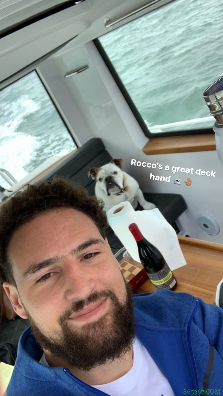 克莱晒照与爱犬Rocco登船下海：Rocco是个很棒的水手