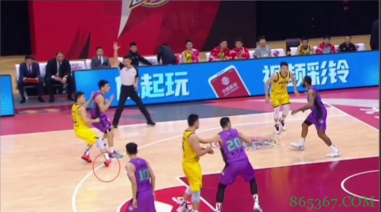 姜伟泽跳投落地时脚踝扭伤痛苦倒地 裁判回看后确定没有突发情况