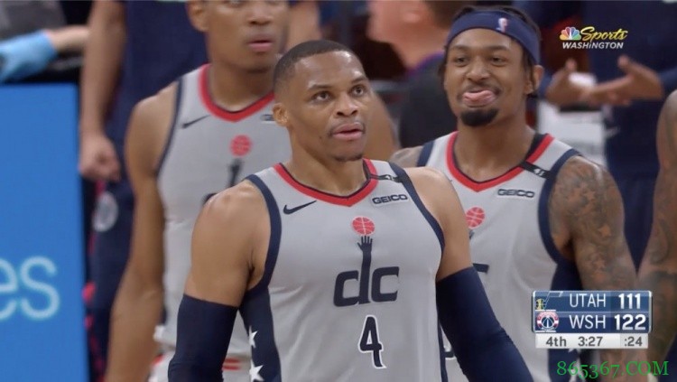 可可爱爱!威少强打米切尔2+1后“摇娃娃”庆祝 身后比尔吐舌卖萌