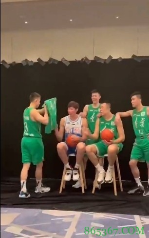 ?北区首发拍定妆照:周琦被辽宁四人包围 赵继伟送上辽宁球衣