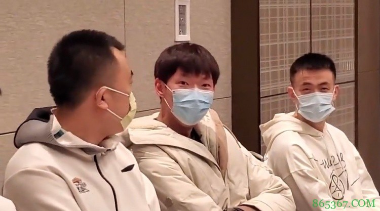 ?郭艾伦调侃周琦:比赛时帮我捡外套、擦鞋、递水就行