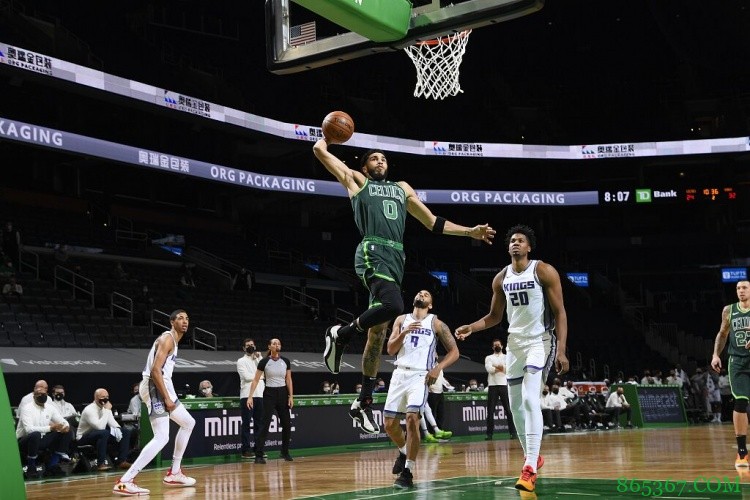 ?福克斯29+5 霍姆斯25+11 布朗19+11 国王力克凯尔特人