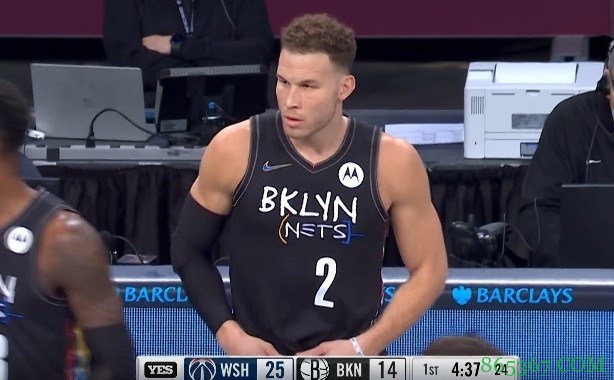 篮网首秀!格里芬1v1单防锁死比尔 送后者大帽