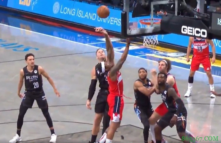 篮网首秀!格里芬1v1单防锁死比尔 送后者大帽