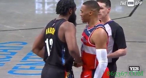 你俩干啥呢?威少发边线球前和哈登相视一笑&勾手指