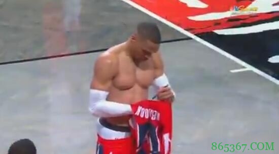 胸肌显眼!威少赤裸上身给球衣签名 随后送给迈克尔-B-乔丹