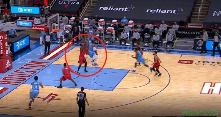 能终止吗?沃尔招牌360°转体上篮 豪斯超远半场三分压哨命中