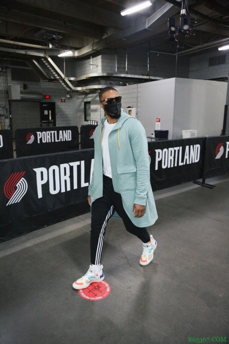 利拉德上脚哈登五代 网友称不能穿对手鞋 利拉德：我只在场上竞争