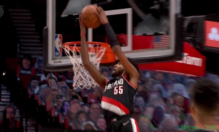 闪转腾挪!小琼斯接双枪妙传空中作业连续贡献折叠暴扣