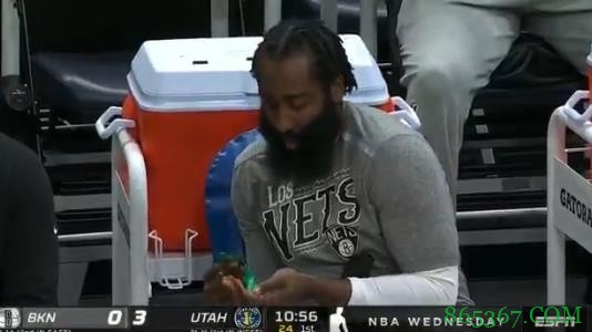 悠闲哦~ 哈登场边观战吃起了小零食