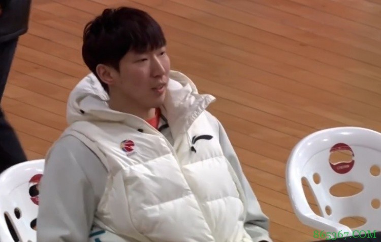 轮休一身轻！周琦身穿休闲装现身替补席看球