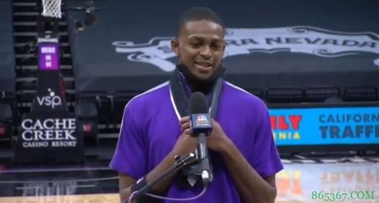 福克斯打趣哈利伯顿:兄弟 你不能光得分 你得干别的啊