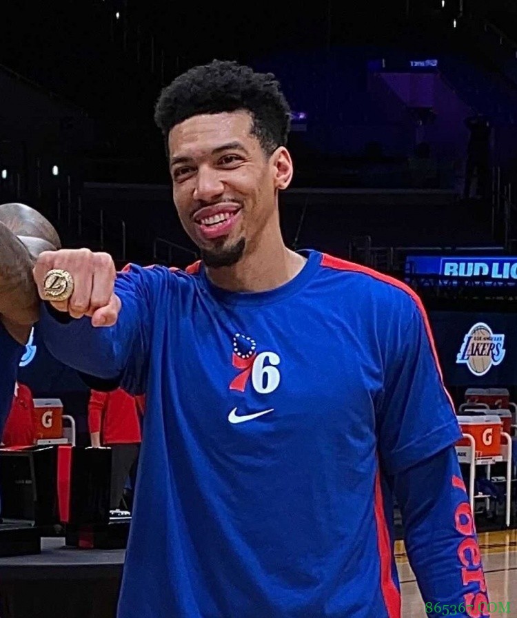 三分12中8!丹尼-格林领取总冠军戒指之夜 砍全场最高28分